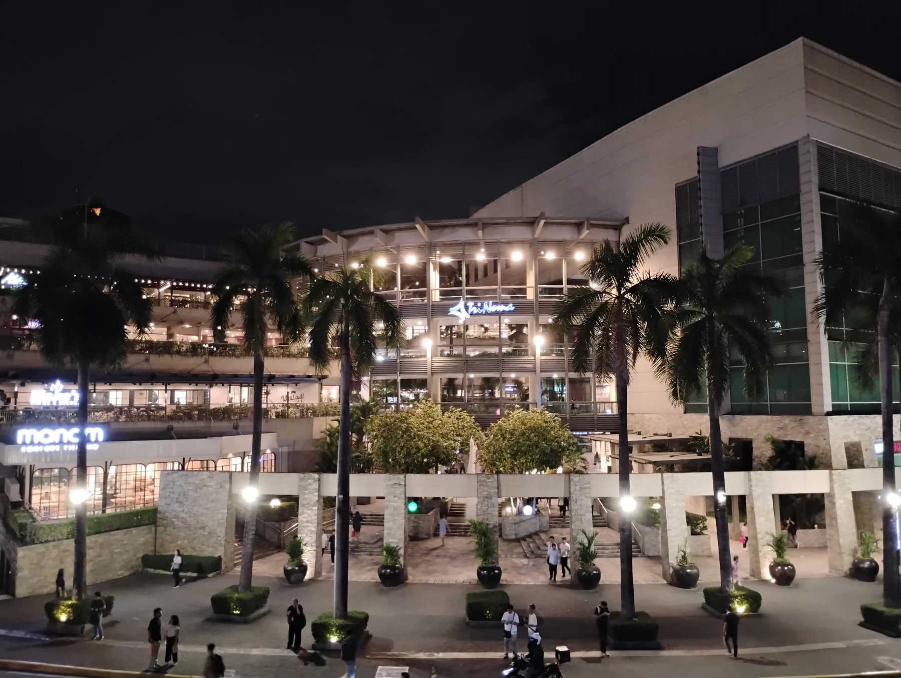 TriNoma exterior along North EDSA in Quezon City